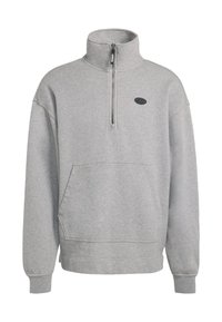Pullover in pile grigio con collo con mezza zip, tasca a marsupio e polsini a costine. Presenta un piccolo logo circolare sul petto.