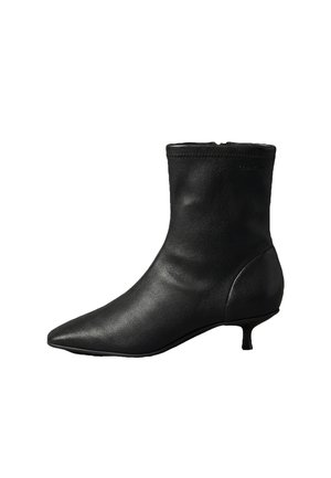 Schwarzer Leder-Stiefelette mit spitzer Zehe und niedrigem Kittenabsatz, mit seitlichem Reißverschluss.