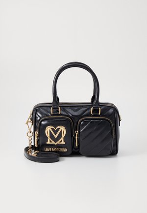 Sort læderhåndtaske med hardware i guldfarve, quiltede og glatte teksturer, to lynlåslommer foran og en aftagelig skulderrem.