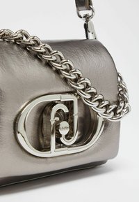 LIU JO FOIL-EFFECT LAPUFFY  - Bandolera - silver coloured