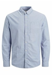 Camisa azul claro de botones, de manga larga, con diseño de cuello, un único bolsillo en el pecho con textura y botones blancos.