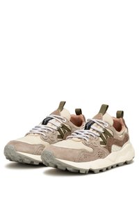 Beige und khaki Sportchuhe aus einer Mischung von Wildleder und glatten Materialien, mit strukturiertem Profil, gepolsterter Zunge und auffälligen weißen Schnürsenkeln.