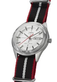 Timex Marlin-horloge met een zilverkleurige kast van roestvrij staal, een witte wijzerplaat, een rode secondewijzer en een zwarte, rode en grijze gestreepte stoffen band.