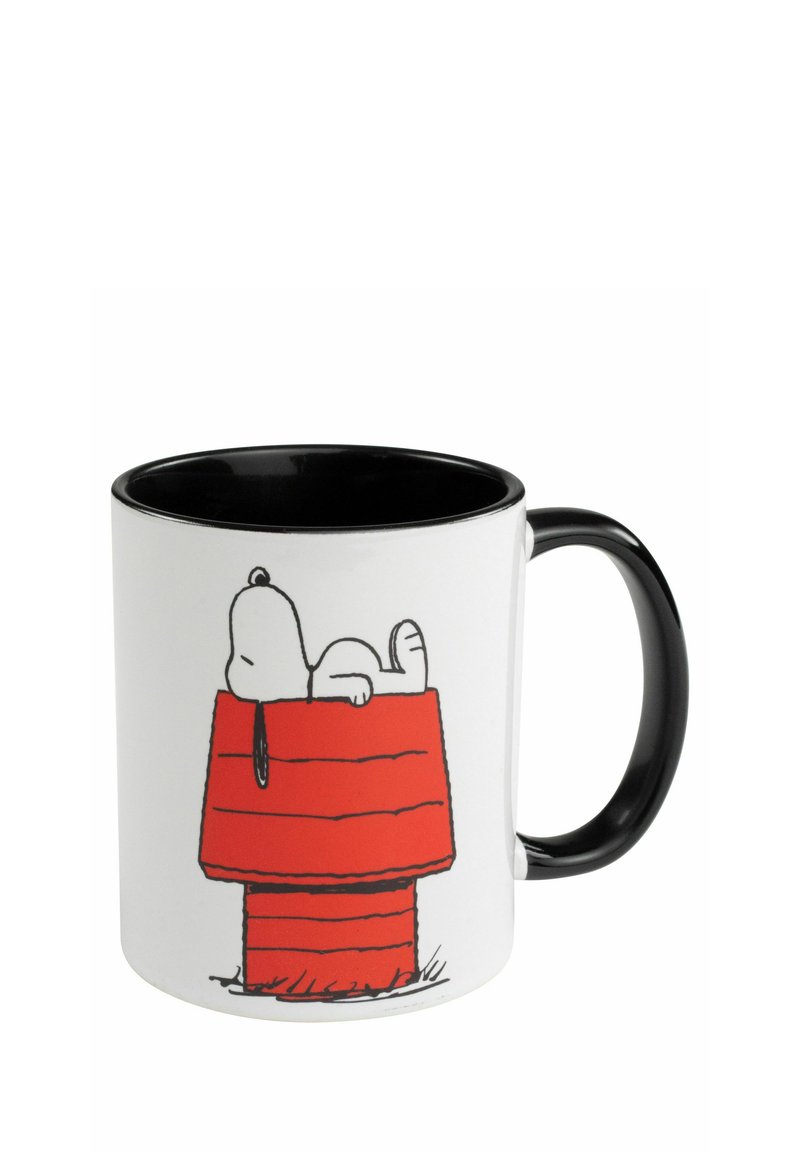 Tazza in ceramica con manico nero, caratterizzata da un corpo bianco e un design in stile cartoon che ritrae un cane sdraiato su una casetta per cani rossa. Finitura liscia.