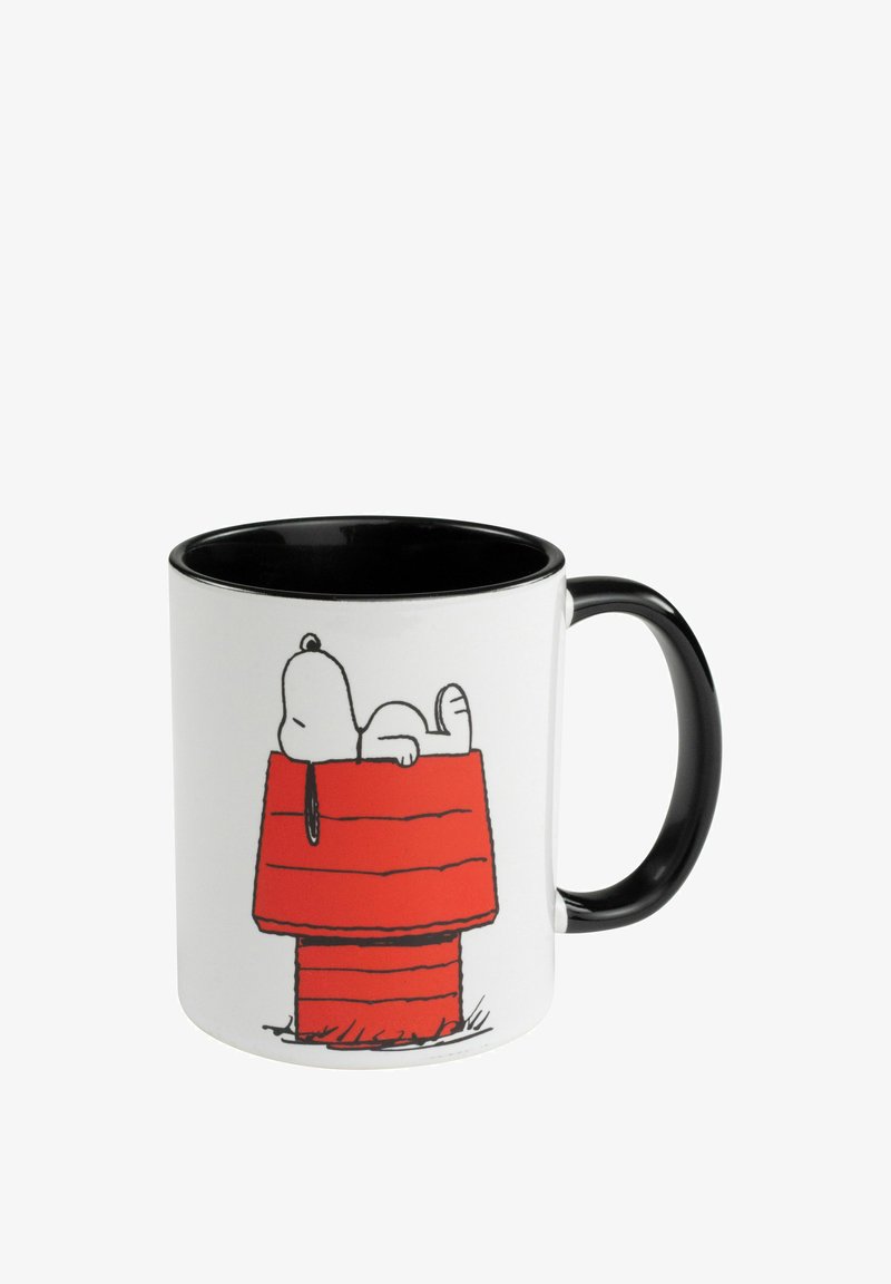 Tazza in ceramica con manico nero, caratterizzata da un corpo bianco e un design in stile cartoon che ritrae un cane sdraiato su una casetta per cani rossa. Finitura liscia.