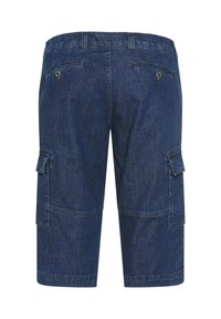 Mørkeblå denim cargoshorts med baglommeknapper og sidelommer med klap, vist bagfra på en hvid baggrund.