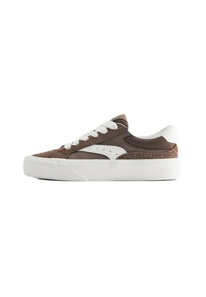 Baskets basses en daim marron et mesh avec bande blanche sur le côté, lacets blancs et semelle épaisse en caoutchouc blanc, vues de profil.