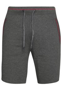 Shorts gris en tissu doux, avec une taille élastique à cordon de serrage, des poches latérales et des accents de couture rouge pour le détail.