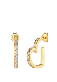 Orecchini a cerchio in tonalità oro con un design curvo, adornati con cristalli trasparenti su un lato. Realizzati in argento sterling, contrassegnati con "925."