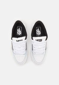 Baskets blanches avec un intérieur noir, dotées d'une tige en cuir lisse, d'un bout rond et de lacets plats. Logo de la marque visible sur la languette.