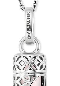 Pendente a forma di ciondolo in argento con intricati intagli floreali, che racchiude una sezione interna di un delicato rosa, con un anello inciso marchiato "ENGELSRUFER."