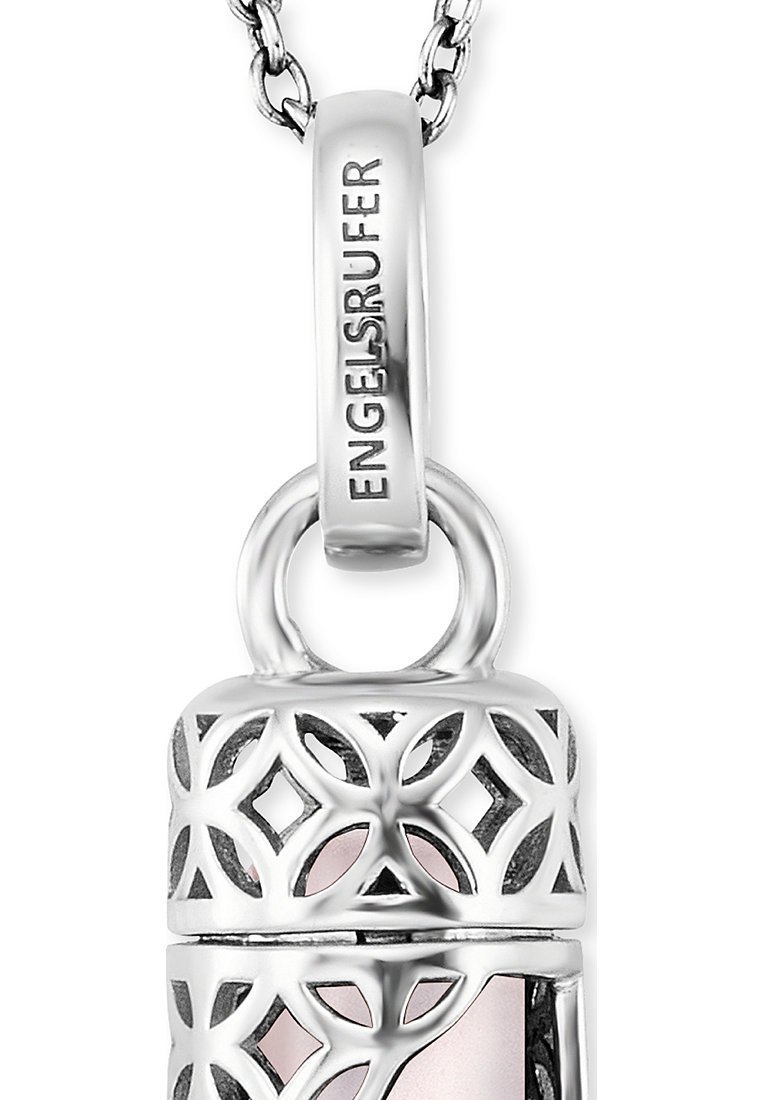 Pendente a forma di ciondolo in argento con intricati intagli floreali, che racchiude una sezione interna di un delicato rosa, con un anello inciso marchiato "ENGELSRUFER."