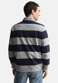 Vyriški ilgomis rankovėmis marškiniai dryžuoti pilkos ir tamsiai mėlynos spalvos, pagaminti iš medvilnės, su klasikine apykakle ir švelnia tekstūra, laisvo stiliaus.