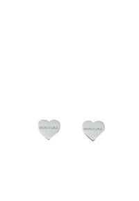 Pendientes en forma de corazón de plata con marca grabada. Superficie lisa con acabado pulido, diseño minimalista.