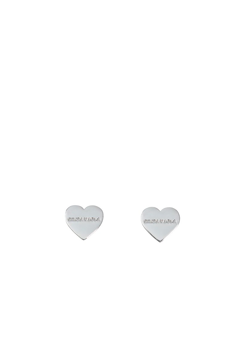 Pendientes en forma de corazón de plata con marca grabada. Superficie lisa con acabado pulido, diseño minimalista.
