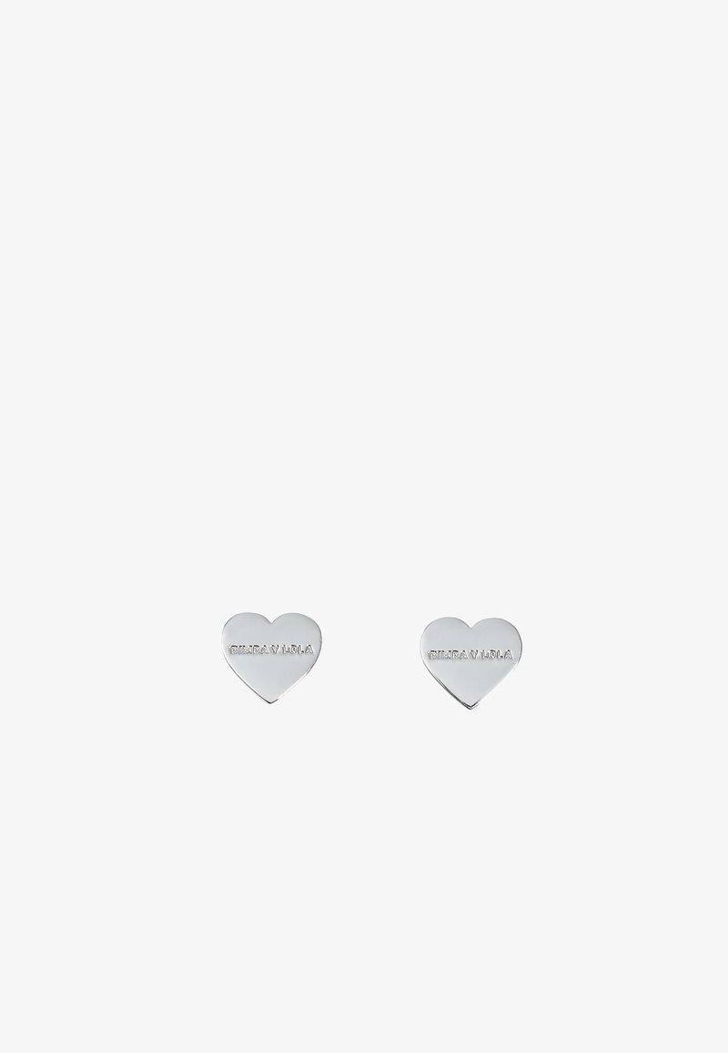 Pendientes en forma de corazón de plata con marca grabada. Superficie lisa con acabado pulido, diseño minimalista.