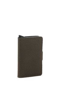 Portafoglio marrone con texture, dal design semplice, caratterizzato da un motivo intrecciato e angoli arrotondati. Presenta una chiusura sicura sul lato.