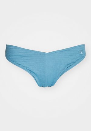 Svetlo modri bikini hlačke z teksturirano tkanino, nizkim pasom in logotipom na levi strani. Gladki robovi in minimalna pokritost.