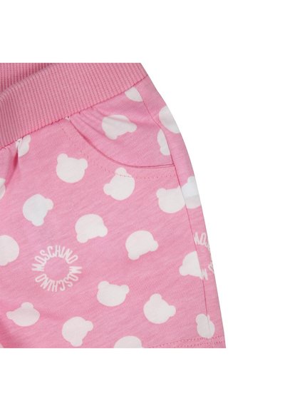 Shorts di cotone rosa con un motivo di orsetti bianchi, elastico in vita e un dettaglio logo. Il tessuto ha una consistenza morbida e liscia.