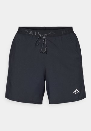 pantalones cortos deportivos negros con cintura elástica que incluye cordón, logo lateral y tejido suave y ligero, adecuado para ropa deportiva.