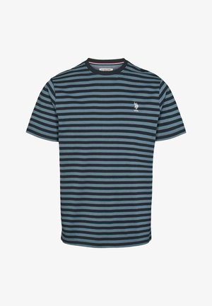 Ribadeetrisärk, millel on vahelduvad tumesinised ja helesinised triibud. Ümmargune kaelus, lühikesed varrukad ja väike logo rinnal.