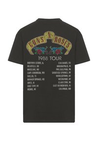 Black cotton t-shirt with a "Guns N' Roses" graphic featuring roses and a banner. Back lists multiple tour locations and dates from 1988.