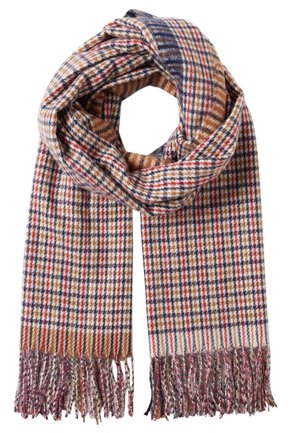 Écharpe en laine à carreaux avec bords frangés en beige, marine, orange et rouge, disposée en boucle sur fond blanc.