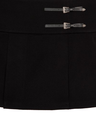 Čierna látková sukňa s dvoma paralelnými dekoratívnymi čiernymi ko�ženými popruhmi a gravírovanými striebornými prackami na páse.