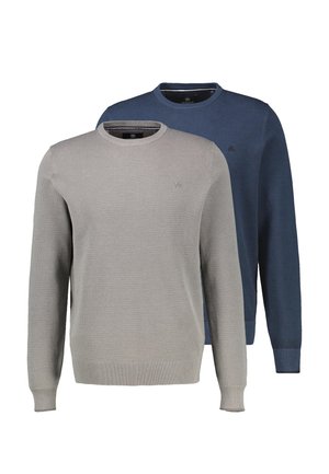 Dwa swetry z dzianiny z długim rękawem i okrągłym dekoltem, jeden jasnoszary z przodu, a drugi ciemnoniebieski z tyłu, oba z subtelnymi teksturowanymi wzorami.