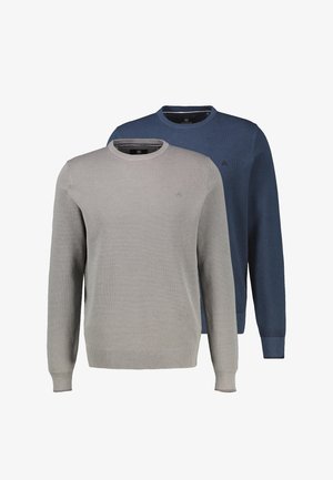 Zwei langärmelige Strickpullover mit Rundhalsausschnitt, einer hellgrau vorne und einer dunkelblau dahinter, beide mit dezenten, strukturierten Mustern.