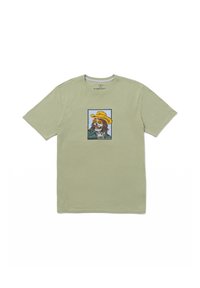 Camiseta de algodón verde oliva con un gráfico de una figura con gafas de sol y un sombrero amarillo, enmarcado con un borde rectangular.