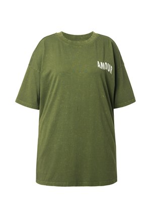 Camiseta de algodón verde oliva, corte holgado, cuello redondo, mangas cortas, con el texto blanco "AMOUR" en la parte superior izquierda.