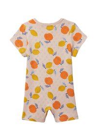 Combinaison à manches courtes en tissu doux et à motifs avec des designs d'agrumes orange et jaune, rehaussés d'accents bleus sur un fond rose clair.