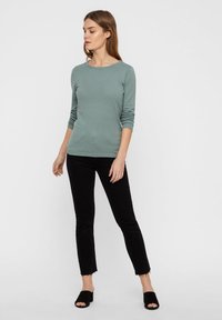 Vero Moda VMCARE STRUCTURE O-NECK - Camisola - chinois green