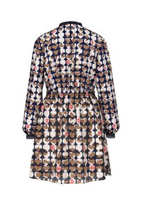 Bedrucktes Kleid mit langen Ärmeln, tailliertem Schnitt, Herzmuster in Braun, Weiß und Marineblau, mit roten Akzenten und einem Reißverschluss.
