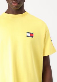 Tommy Hilfiger SAILING LOGO TEE UNISEX - Print T-shirt - soft sunflower