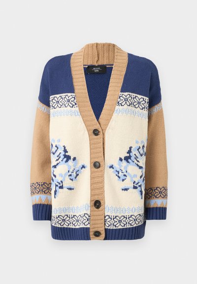 Strickjacke mit blauen und cremefarbenen Blumenmustern, hellbraunen Ärmeln, V-Ausschnitt und Knopfverschluss auf der Vorderseite; gerippte Bündchen und Saumakzente.
