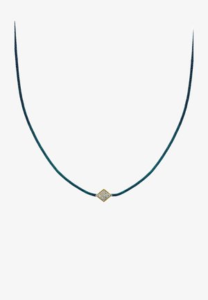Collar delicado de cordón azul oscuro con un pequeño colgante dorado en forma de diamante incrustado con piedras claras y brillantes.