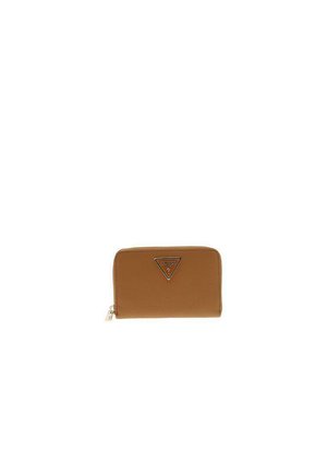Portefeuille en cuir synthétique marron avec un patch logo triangulaire, fermeture éclair et une texture lisse. Design compact et rectangulaire.