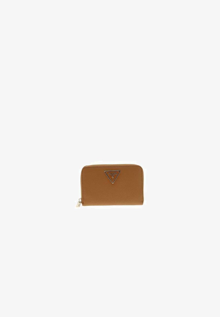 Portefeuille en cuir synthétique marron avec un patch logo triangulaire, fermeture éclair et une texture lisse. Design compact et rectangulaire.