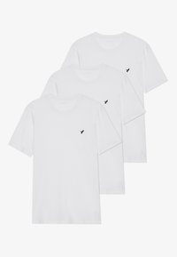 Drei weiße Baumwoll-T-Shirts mit kurzen Ärmeln, rundem Ausschnitt und einem kleinen schwarzen Logo auf der linken Brust. Einfaches und klassisches Design.