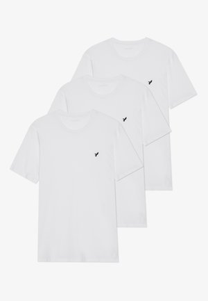 Trois t-shirts en coton blanc à manches courtes, avec des encolures rondes et un petit logo noir sur la poitrine gauche. Design simple et classique.