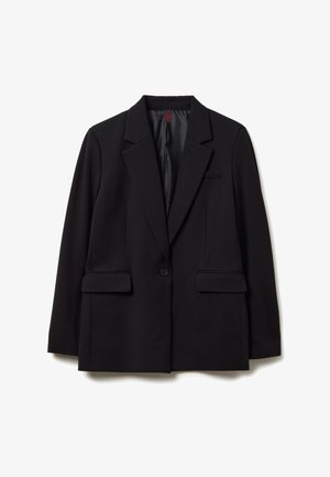 Blazer nero a un bottone con rever a laccio, due tasche anteriori a pattina e una tasca sul petto a filetto, mostrato su uno sfondo bianco.