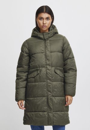 Langer olivgrüner Puffer-Mantel mit Kapuze, rechteckigem Steppmuster, Seitentaschen und einem Reißverschluss auf der Vorderseite. Glatte, glänzende Textur.