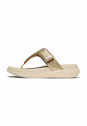 Gouden flip-flop sandaal met een gestructureerde metalen band en een lichtbeige gevoerde zool. Heeft een teenstijl en een merklogo op de band.