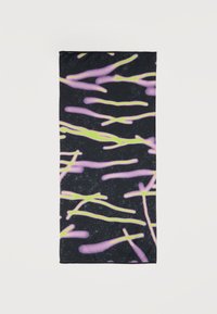 Μαύρο ορθογώνιο ύφασμα με αφηρημένες κυματιστές γραμμές σε μωβ και πράσινο χρώμα και μικρές λευκές πιτσιλιές κατανεμημένες στην επιφάνεια.