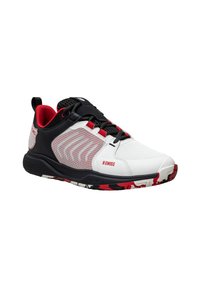 Białe buty sportowe z czarno-czerwonym wzorem, z oddychającą siateczką na górze, gumową podeszwą, wytłoczonymi akcentami i zawiązywaniem na sznurówki.