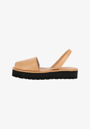 Sandales slingback en cuir tan avec un bout rond, semelle plate en caoutchouc noir et design minimaliste, présentant une texture lisse.