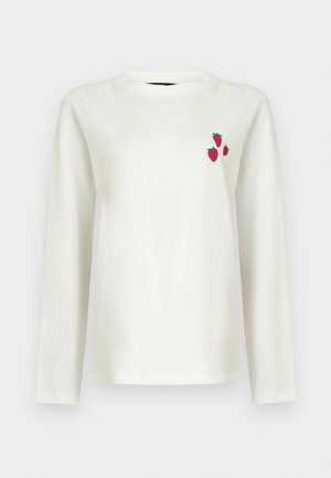 Biała koszula z długim rękawem i okrągłym kołnierzem, z nadrukiem trzech małych czerwonych truskawek na lewej stronie klatki piersiowej.