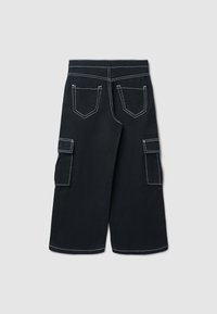 Pantaloni cargo neri con un design a gamba larga, due tasche posteriori e tasche laterali cargo con cuciture bianche a contrasto.